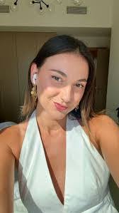 Roxanne Leger's Instagram, Twitter & Facebook