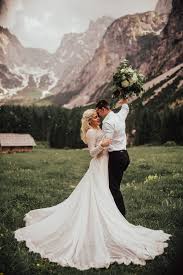 Photographers should pay special attention to long hair, which needs to be positioned with as much thought as the rest of the body. Top 10 Wedding Poses For A Swoon Worthy Photography Session