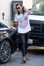 That's because harry styles knows how to dress to impress. Harry Styles Cuts A Cool Figure In A Graphic T Shirt And Skinny Jeans In Beverly Hills Daily Mail Online