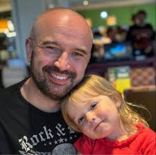 Johnny Five drawing I did fairly recently. I absolutely love 80's movies  and I don't think my mind has ever really fully left that decade.