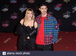 55 hits 2020 cd 2. Angele Und Romeo Elvis Auf Dem Roten Teppich Vor Der Nrj Music Awards Zeremonie 2019 In Cannes Sudostfrankreich Im Palais Des Festivals Stockfotografie Alamy
