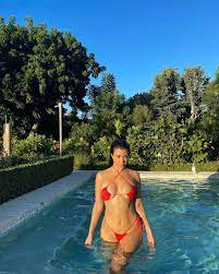 Американская светская львица, фотомодель, актриса, бизнесвумен. Kourtney Kardashian Kendall Jenner Spill Sass All Over Instagram With Their Hot Bikini Pics Check Them Out
