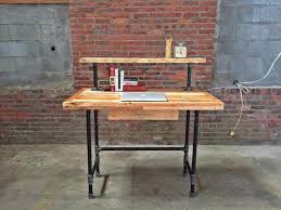 Pipe tables down and dirty. Wood Pallet And Metal Pipe Desk