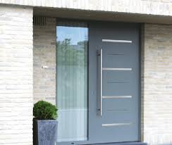 Changer sa porte d'entrée permet d'assurer la sécurité de votre logement, d'éviter les déperditions de chaleur ou encore les problèmes d'étanchéité. Porte D Entree En Aluminium Sillage Evolution Portes D Entree Storistes De France