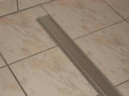 Auch die metallplatten können sie verkleben. Alu Schiene Mit Bodenfliesen Kleben Alu Schiene Untere Laufschiene Der Schiebetur Auf Bodenfliese Wasklebtwas De