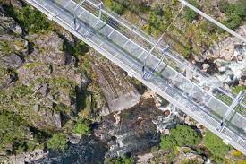 Les passadiços do paiva sont des passerelles en bois situées sur la rive gauche du rio paiva (conseil de arouca, district de aveiro), un fleuve qui fait partie de la serra da freita, qui nous offrent une promenade inoubliable longue de 8 km. Portugal Inaugura A Maior Ponte Suspensa Para Pedestres Do Mundo Casa Vogue Viagem