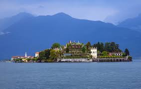 Un'ottima vista sul lago, dove potrete crogiolarvi al sole o fare delle rilassanti nuotate. Le 10 Cose Da Vedere Sul Lago Maggiore Isole Ville Giardini E Paesaggi Mozzafiato