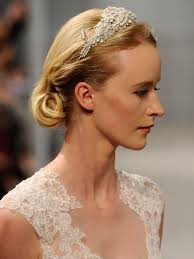 Mittellange damenfrisuren inspirationen für deinen eigenen style von fein bis füllig infos und top frisuren für mittellange haare bei friseur.com! Brautfrisur Mit Schleier Und Diadem