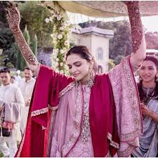 Deepika Padukone And Ranveer Singh Dance Their Heart Out During The Fairytale Mehndi Function Hungr Deepika Padukone Style Bollywood Wedding Deepika Padukone