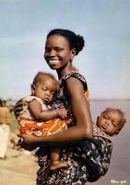 Africa Young Mother With Twins Scanned Postcard Published By Hoa Qui Essere Mamma Foto Di Bambini Foto Bambini