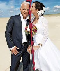 Tja, und jetzt ist der schlagerstar plötzlich wieder single. Nino De Angelo Und Ehefrau Larissa Fieser Scheidungskrieg Auf Facebook Kriegerin Ehefrau Hochzeitskleid