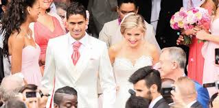 What was already more or less certain since july 27 has now been finalised: Raphael Varane Papa Pour La Deuxieme Fois Jolie Photo De Famille Pour Presenter Le Bebe Purepeople