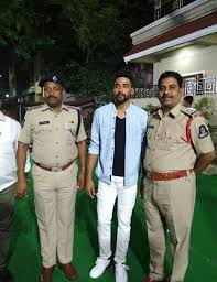 After mohammed siraj got an ipl contract with sunrisers hyderabad, he told that he'll be shifting his family to the new house. Virat Kohli Visits Mohammed Siraj S Dw News Hyderabad Facebook