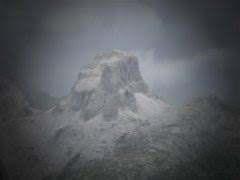 Kurzer klettersteig mit seilbrücke auf den gipfel der kanzelwand. Monte Civetta Ferrata Alleghesi Ferrata Tissi