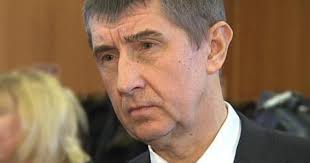 Andrej babiš mladší, který v pondělní reportáži televize seznam řekl, že ho podřízení jeho otce průkaz takzvané commercial pilot licence, který mladý babiš podle mých informací měl, už znamená. Andrej Babis Podnikatel Radiozurnal