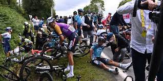 À seulement quelques kilomètres de l'arrivée de la première étape du tour de france 2021, samedi 26 juin 2021, tony martin s'est heurté à la pancarte d'une supportrice. Xsjdr09sk2zyzm