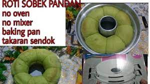 Roti sobek memang tergolong kedalam cemilan yang cukup praktis dan juga mudah dalam pembuatan nya. Resep Roti Sobek Pandan Dengan Baking Pan Membuat Roti Mengunakan Baking Pan By Mama Tristan Youtube