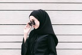 Outfit sederhana seperti kaus dan jeans memang sudah umum, kecuali jika pemilihan motifnya dibedakan. Hijab S Outfits Ala Selebgram Ameliaelle Harus Kamu Coba Facetofeet Com