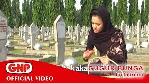 Wpuisi oleh nurrachma friyamsyahgugur bunga lyric:betapa hatiku takkan pilutelah gugur pah. Gugur Bunga Iin Indriani Youtube