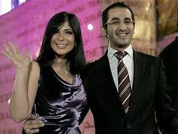 وظهرفي الصورة وهو يحتضن منى زكي بذراعه فوق كتفها، وهي ليست المرة الاولى فقد حذف السقا صورة قام الفنان احمد السقا بحذف صورة له مع منى زكي بسبب انتقادات الجمهور. ØµÙˆØ± Ù„Ù… ØªØ´Ø§Ù‡Ø¯Ù‡Ø§ Ù…Ù† Ù‚Ø¨Ù„ Ù„Ù„Ù†Ø¬Ù…Ø© Ù…Ù†Ù‰ Ø²ÙƒÙ‰ ÙˆØ²ÙˆØ¬Ù‡Ø§ Ø£Ø­Ù…Ø¯ Ø­Ù„Ù…Ù‰ ÙˆØ¥Ø¨Ù†ØªÙ‡Ù…Ø§ Youtube