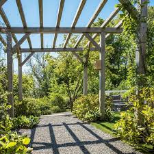 Der Laubengang Mit Der Holzernen Pergola Wird Mit Der Zeit Von Verschiedenen Kletterpflanzen Uberwachsen Und Bildet Ein G Garten Garten Design Gartengestaltung