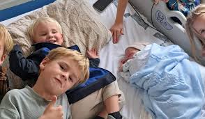 Familie Verleg uit Een huis vol emigreert verwelkomt zesde kindje: 'Welkom  lieve Odin' | KRO-NCRV