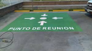 Señal de Punto de Reunión en un patio de colegio