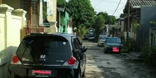 Garasi yang berada di samping taman mini depan rumah bikin suasana jadi sejuk. Kenapa Orang Parkir Mobil Sembarangan Simak Alasannya