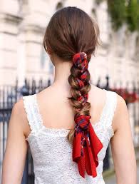 tuch in haare flechten rotes tuch mit blauen elementen lange braune haare weisses spitzenkleid lange braune haare frisuren frisuren fur den sommer