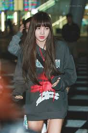 Lisa's layering technique is that a vest, or something else? Blackpink Lisa Fashion Kpop News