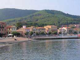 Life in marciana marina has always been connected to the sea and fishing, especially marciana marina celebrates its patron saint of santa chiara on 11 and 12 august, marking the occasion with. Marciana Marina Urlaubsort Auf Elba Mit Hafen Elba Live