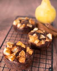Petits Moelleux Chocolat Et Poire A La Cannelle La Cerise Sur Le Maillot Recette En 2020 Moelleux Au Chocolat Moelleux Dessert