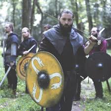 Vlasy rastú, začínajúc od korunky, a dopredu do čela. Vikingske Odevy A Sperky Vikingska Zbroj A Zbrane Popis Foto Vikingovia Sperky Na Hlave Zien