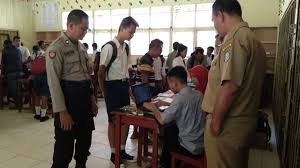 Untuk memaksimalkan kerja satpol pp, perlu dibangun kelembagaan satpol pp yang mampu mendukung terwujudnya kondisi daerah yang tenteram, tertib. Polsek Menyuke Pantau Pendaftaran Siswa Baru Di Sma Negeri 2 Menyuke Suaralandak Co Id