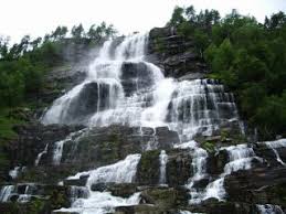 It is located about 12 kilometres (7.5 mi) north of the village of vossevangen along the european route e16 road to flåm. Tvindefossen Wasserfalle Bild Tvindefossen Wasserfall In Voss