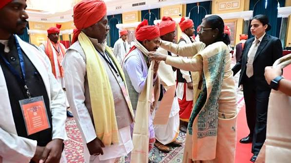 राष्ट्रपति भवन में बस्तर का गौरव। बस्तर पंडुम-2026 के विजेताओं, मांझी-चालकी और जनजातीय प्रतिनिधियों का राष्ट्रपति भवन में ऐतिहासिक सम्मान ...