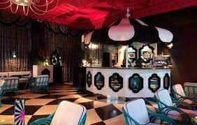 But i must give credit to this couple who really ran with the theme and. Alice In Wonderland Decoration Ideas Alice In Wonderland Themed Wedding Gothic Al Alice In Wonderland Wedding Alice In Wonderland Alice In Wonderland Theme