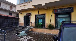 Cartina completa con le vie di napoli. Bomba Davanti All Ingresso Della Banca Popolare Di Bari Nel Napoletano Il Mattino It