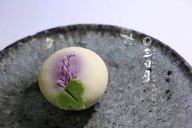 三日月 和菓子おじさん さんはinstagramを利用しています 葛の花 淡い紫の葛の花 夏から秋への移り変わりを 演出してくれます 今日ではめっきり見かけませんが 秋の七草のひとつでもありますね 今日の和菓子は 練り切りで葛の花を 作ってみました 葛の花 ねりきり