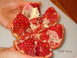 Il melograno è un frutto ideale per realizzare ottimi succhi di frutta o per essere gustato a fine pasto. Come Sgranare Una Melagrana Dalla Nostra Scuola Di Cucina Come Sgranare Melagrana Melograno Aprire Sbucciare Scuola Scuola Di Cucina Ricette Melograno