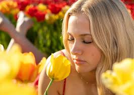 Tulip Season #pittsburghphotographer #pittsburghseniorphotographer  #pittsburghportraitphotographer #pittsburghchildphotographer  #modelingphotography #modelportfolio #tulips #heathermaynardphotography