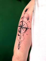 La composizione principale, invece, è riconducibile al classico tattoo black and white con la particolarità di rappresentare un qualcosa di astratto, una fusione di oggetti atta a significare qualcosa di ben preciso e cioè l'amore per il viaggio e per le terre da visitare. Rosa Dei Venti Verdematematico Tattoo Studio Facebook