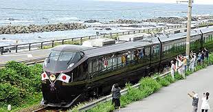 天皇 皇后両陛下を乗せた お召し列車 に手を振る住民たち 鶴岡市大岩川 鉄道 写真 列車 風景