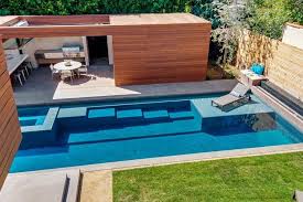 Piscine Moderne De Forme Rectangulaire Avec Marches Sous L Eau Et Abri De Jardin Piscines Modernes Piscines Design Piscine