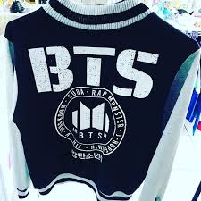 Si te dijeran que sólo puedes tener un color de ropa por el. Memes Accesorios De Juegos Campera Universitaria Bts Precio 1200 Varios Talles Kpop Memesjuguetesya Campera Facebook