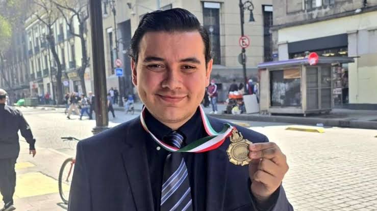 Manuel Pedrero gana el Premio Nacional de Periodismo 2026 y marca un hito  en la era digital" - Círculo Político MX