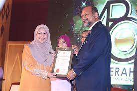Hasil daripada dedikasi dan tanggungjawab yang cemerlang telah melayakkan mereka menerima penghargaan di bawah penghargaan kementerian. Galeri Anugerah Perkhidmatan Cemerlang Category Anugerah Perkhidmatan Cemerlang Apc 2018 Dan Pelancaran Buku Pelan Strategik Kkmm 2019 2023 Di Pusat Konvensyen Antarabangsa Putrajaya Picc Pada 16 April 2019 Image Anugerah Perkhidmatan