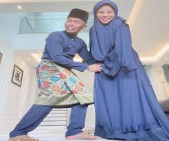 She married shahmira muhamad in 2011. Tampil Berjubah Dan Bertudung Labuh Warganet Puji Kecantikan Siti Sarah The Malaya Post