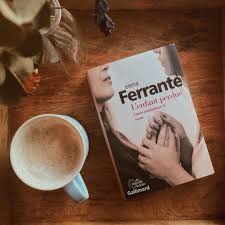 C Est Avec Presque Une Larme Au Coin De L Oeil Que Je Lis Le Dernier Tome Traduit En Francais De La Serie D Elena Ferrante Quel Bonheur Que De Me Plonger Ent