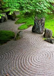 Japanischer Garten Mit Geharkten Kreisen Im Sand Das Sieht Nicht Nur Beruhigend Aus Sondern Entspa Japanischer Steingarten Garten Design Zen Garten